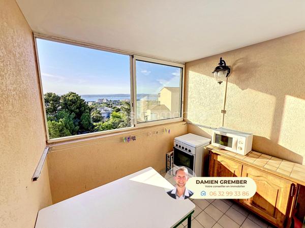 À Sète, dans un environnement calme et verdoyant sur les hauteurs de la ville, découvrez ce charmant T2 d’environ 29 m² Loi Carrez et de 34 m² au sol, situé au 4ᵉ étage d’une résidence avec piscine.

Dès l’entrée, vous serez séduit par son incroyable vue dégagée sur l’étang de Thau, visible depuis plusieurs pièces de l’appartement. Un véritable tableau vivant qui évolue au fil des saisons et des lumières.

L’appartement se compose :
   • d’un séjour avec cuisine ouverte,
   • d’une chambre indépendante bénéficiant elle aussi de la vue,
   • d’un espace cabine avec des lits superposés,
   • d’une salle de bains,
   • d’un WC séparé,
   • d’une loggia fermée d’environ 5 m², idéale pour profiter du panorama toute l’année.

La résidence offre également une agréable piscine, parfaite pour se rafraîchir durant les beaux jours.

Côté pratique :

   • stationnement gratuit et aisé dans la rue,
   • trois arrêts de bus desservis par des lignes différentes à proximité,
   • commerces, plages et centre-ville accessibles rapidement.

Cet appartement constitue une excellente opportunité pour une résidence secondaire, un investissement locatif saisonnier ou un pied-à-terre à Sète.
DPE C en simulation par un simple ajout de convecteurs.

Les + :

✅ Pas de vue mer mais vue exceptionnelle sur l’étang de Thau !
✅ Piscine dans la résidence
✅ Chambre indépendante + coin cabine
✅ Loggia fermée avec panorama
✅ Stationnement gratuit à proximité
✅ Arrêts de bus à quelques pas et commodités à proximité
✅ Faibles surfaces à entretenir, idéal pied-à-terre ou location saisonnière

Une vue rare qui fait toute la différence. À découvrir sans tarder !

⸻

📞 Intéressé(e) ?

🎥 Accédez à la Visite virtuelle 360° depuis l'annonce pour une découverte immersive en toute autonomie.
Contactez Damien GREMBER – BSK Immobilier pour tout renseignement ou pour une visite sur place.
