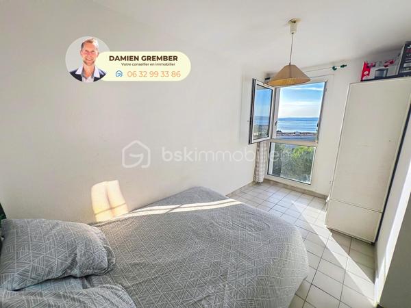 À Sète, dans un environnement calme et verdoyant sur les hauteurs de la ville, découvrez ce charmant T2 d’environ 29 m² Loi Carrez et de 34 m² au sol, situé au 4ᵉ étage d’une résidence avec piscine.

Dès l’entrée, vous serez séduit par son incroyable vue dégagée sur l’étang de Thau, visible depuis plusieurs pièces de l’appartement. Un véritable tableau vivant qui évolue au fil des saisons et des lumières.

L’appartement se compose :
   • d’un séjour avec cuisine ouverte,
   • d’une chambre indépendante bénéficiant elle aussi de la vue,
   • d’un espace cabine avec des lits superposés,
   • d’une salle de bains,
   • d’un WC séparé,
   • d’une loggia fermée d’environ 5 m², idéale pour profiter du panorama toute l’année.

La résidence offre également une agréable piscine, parfaite pour se rafraîchir durant les beaux jours.

Côté pratique :

   • stationnement gratuit et aisé dans la rue,
   • trois arrêts de bus desservis par des lignes différentes à proximité,
   • commerces, plages et centre-ville accessibles rapidement.

Cet appartement constitue une excellente opportunité pour une résidence secondaire, un investissement locatif saisonnier ou un pied-à-terre à Sète.
DPE C en simulation par un simple ajout de convecteurs.

Les + :

✅ Pas de vue mer mais vue exceptionnelle sur l’étang de Thau !
✅ Piscine dans la résidence
✅ Chambre indépendante + coin cabine
✅ Loggia fermée avec panorama
✅ Stationnement gratuit à proximité
✅ Arrêts de bus à quelques pas et commodités à proximité
✅ Faibles surfaces à entretenir, idéal pied-à-terre ou location saisonnière

Une vue rare qui fait toute la différence. À découvrir sans tarder !

⸻

📞 Intéressé(e) ?

🎥 Accédez à la Visite virtuelle 360° depuis l'annonce pour une découverte immersive en toute autonomie.
Contactez Damien GREMBER – BSK Immobilier pour tout renseignement ou pour une visite sur place.