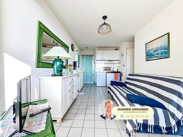 À Sète, dans un environnement calme et verdoyant sur les hauteurs de la ville, découvrez ce charmant T2 d’environ 29 m² Loi Carrez et de 34 m² au sol, situé au 4ᵉ étage d’une résidence avec piscine.

Dès l’entrée, vous serez séduit par son incroyable vue dégagée sur l’étang de Thau, visible depuis plusieurs pièces de l’appartement. Un véritable tableau vivant qui évolue au fil des saisons et des lumières.

L’appartement se compose :
   • d’un séjour avec cuisine ouverte,
   • d’une chambre indépendante bénéficiant elle aussi de la vue,
   • d’un espace cabine avec des lits superposés,
   • d’une salle de bains,
   • d’un WC séparé,
   • d’une loggia fermée d’environ 5 m², idéale pour profiter du panorama toute l’année.

La résidence offre également une agréable piscine, parfaite pour se rafraîchir durant les beaux jours.

Côté pratique :

   • stationnement gratuit et aisé dans la rue,
   • trois arrêts de bus desservis par des lignes différentes à proximité,
   • commerces, plages et centre-ville accessibles rapidement.

Cet appartement constitue une excellente opportunité pour une résidence secondaire, un investissement locatif saisonnier ou un pied-à-terre à Sète.
DPE C en simulation par un simple ajout de convecteurs.

Les + :

✅ Pas de vue mer mais vue exceptionnelle sur l’étang de Thau !
✅ Piscine dans la résidence
✅ Chambre indépendante + coin cabine
✅ Loggia fermée avec panorama
✅ Stationnement gratuit à proximité
✅ Arrêts de bus à quelques pas et commodités à proximité
✅ Faibles surfaces à entretenir, idéal pied-à-terre ou location saisonnière

Une vue rare qui fait toute la différence. À découvrir sans tarder !

⸻

📞 Intéressé(e) ?

🎥 Accédez à la Visite virtuelle 360° depuis l'annonce pour une découverte immersive en toute autonomie.
Contactez Damien GREMBER – BSK Immobilier pour tout renseignement ou pour une visite sur place.