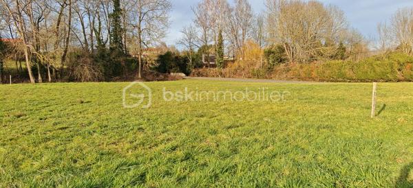 Parcelle constructible dans village convivial à équidistance Pau Morlaàs / Tarbes Ibos.
Écoles primaires et secondaires à proximité. Épicerie à 2kms.
Accès A64 à 15 minutes.

Informations par téléphone de 9h30 à 20h30  7/7.