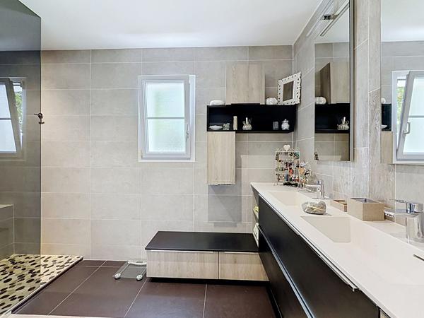 Maison plain-pied 137 m2, 4 chambres - piscine