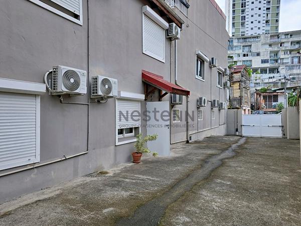 À  LOUER UN BUREAU MEUBLE DE 10.39 M² À POINTE-A-PITRE