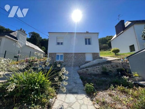 Une maison  à usage d'habitation élevée sur demi cave avec chaufferie comprenant au rez-de-chau...