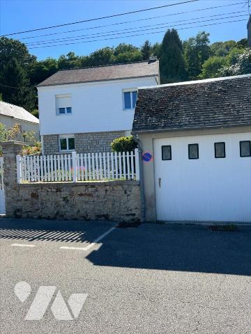 Une maison  à usage d'habitation élevée sur demi cave avec chaufferie comprenant au rez-de-chau...