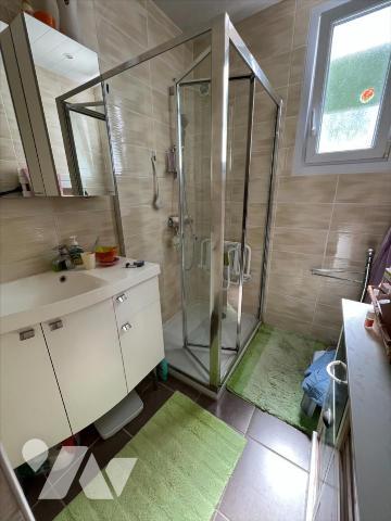Une maison  à usage d'habitation élevée sur demi cave avec chaufferie comprenant au rez-de-chau...