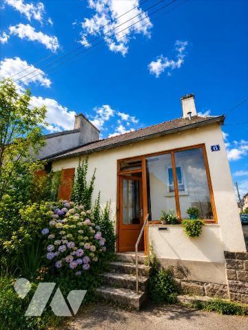 Charmante petite maison d'habitation sur trois niveaux comprenant : sas d'entrée / verrière  cu...