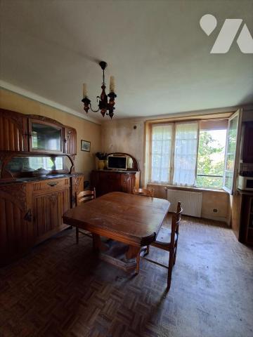 Charmante petite maison d'habitation sur trois niveaux comprenant : sas d'entrée / verrière  cu...