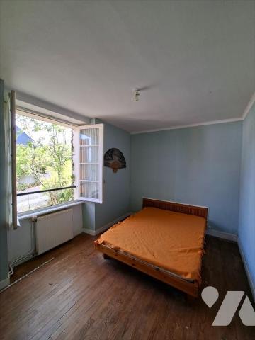 Charmante petite maison d'habitation sur trois niveaux comprenant : sas d'entrée / verrière  cu...