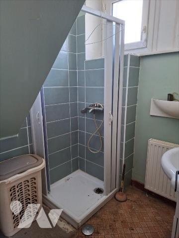 Charmante petite maison d'habitation sur trois niveaux comprenant : sas d'entrée / verrière  cu...