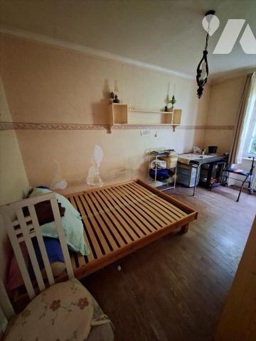 Charmante petite maison d'habitation sur trois niveaux comprenant : sas d'entrée / verrière  cu...