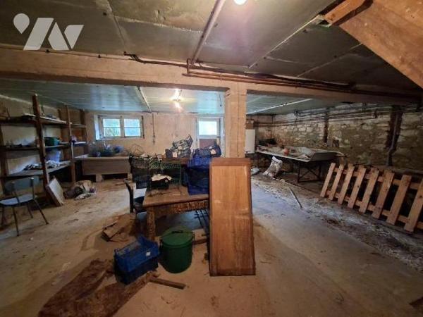 Charmante petite maison d'habitation sur trois niveaux comprenant : sas d'entrée / verrière  cu...
