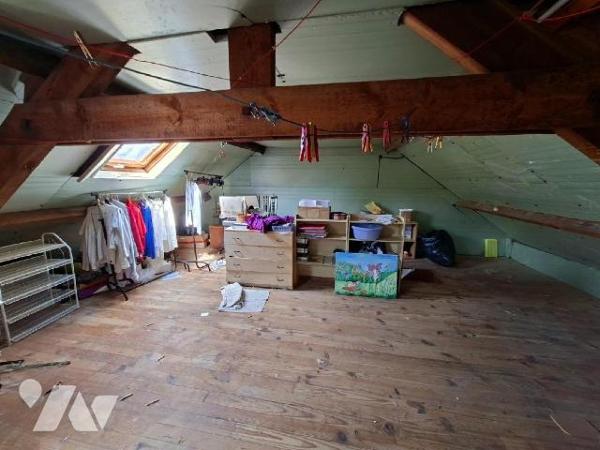Charmante petite maison d'habitation sur trois niveaux comprenant : sas d'entrée / verrière  cu...