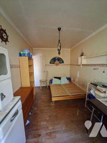 Charmante petite maison d'habitation sur trois niveaux comprenant : sas d'entrée / verrière  cu...