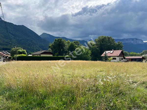 Terrain de 923 m² à Faverges-Seythenex libre de construction et CES non réglementé