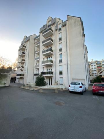 Appartement avec petit jardin et garage.