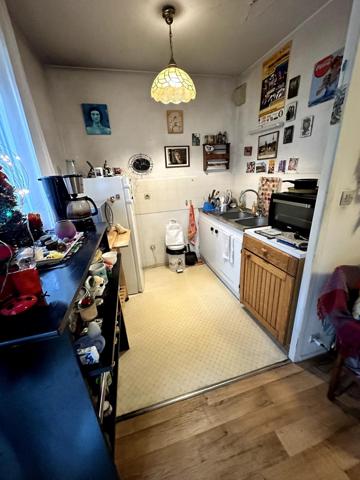 Appartement avec petit jardin et garage.