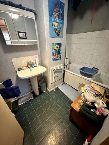 Appartement avec petit jardin et garage.