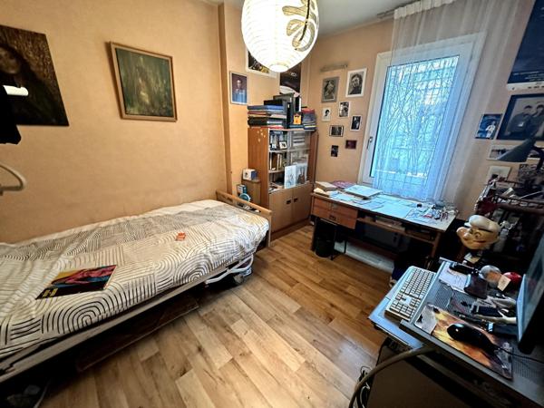 Appartement avec petit jardin et garage.