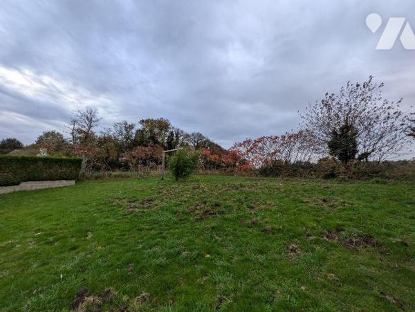 Terrain à bâtir, borné, non viabilisé.