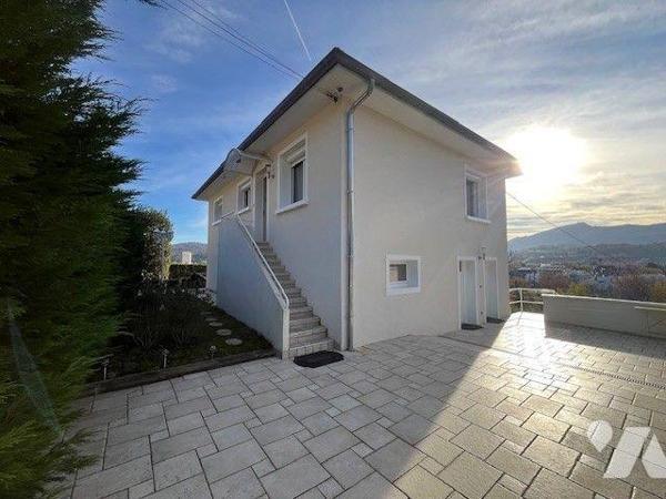 Maison individuelle sur les hauteurs de Chambéry de 130 m² avec un appartement indépendant.

...