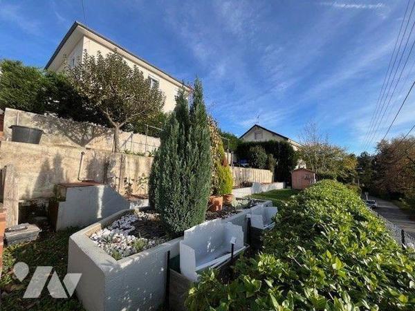 Maison individuelle sur les hauteurs de Chambéry de 130 m² avec un appartement indépendant.

...