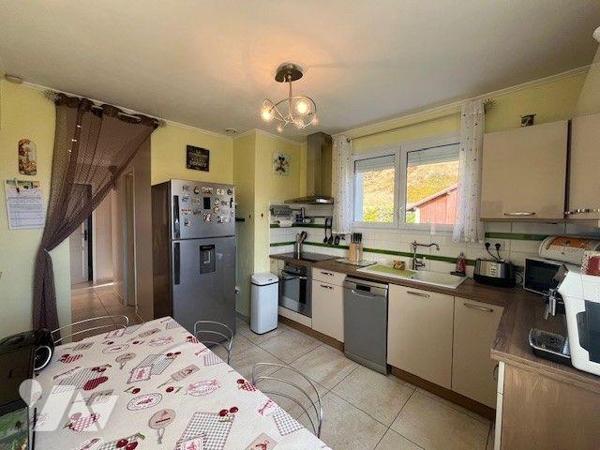 Maison individuelle sur les hauteurs de Chambéry de 130 m² avec un appartement indépendant.

...