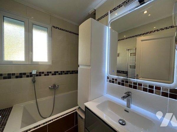 Maison individuelle sur les hauteurs de Chambéry de 130 m² avec un appartement indépendant.

...