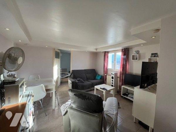 Maison individuelle sur les hauteurs de Chambéry de 130 m² avec un appartement indépendant.

...