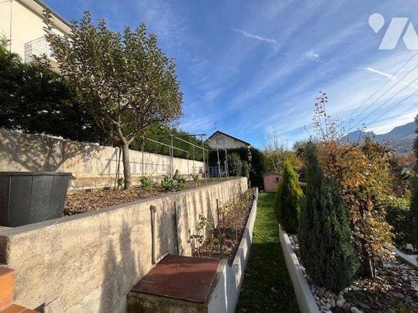 Maison individuelle sur les hauteurs de Chambéry de 130 m² avec un appartement indépendant.

...