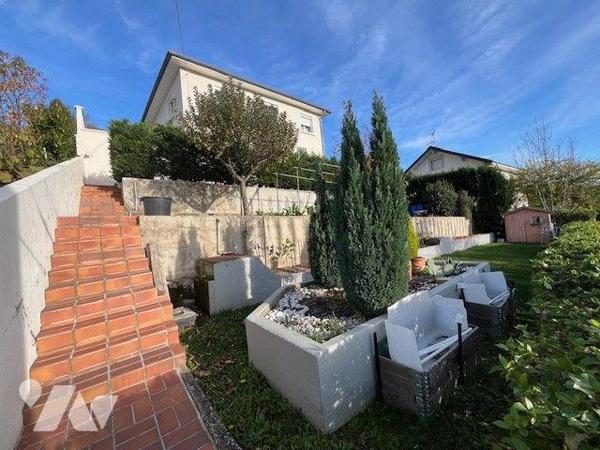 Maison individuelle sur les hauteurs de Chambéry de 130 m² avec un appartement indépendant.

...