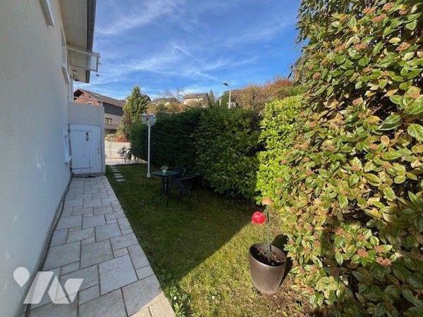 Maison individuelle sur les hauteurs de Chambéry de 130 m² avec un appartement indépendant.

...