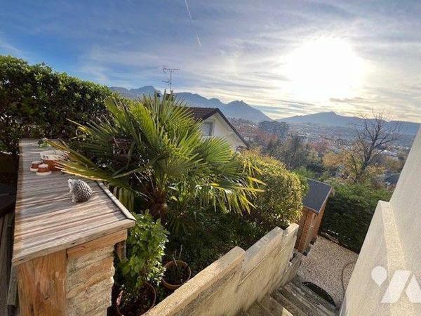 Maison individuelle sur les hauteurs de Chambéry de 130 m² avec un appartement indépendant.

...
