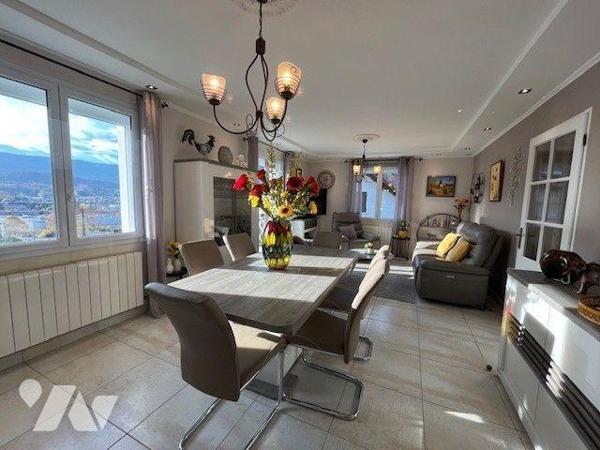Maison individuelle sur les hauteurs de Chambéry de 130 m² avec un appartement indépendant.

...