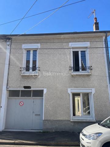 Rive droite, située au cœur d'un quartier prisé, proche des écoles et des commerces, charmante maison de ville de 93 m2 rénovée 
A 8 min à pied du parc monod, accès rapide au tram et à la gare du Mans.

Au rdc une pièce de vie lumineuse avec salon et cuisine neuve entièrement aménagée et équipée, donne directement sur une veranda avec accès direct à un beau jardin exposé plein sud.
A l'étage 3 chambres, une salle d'eau 
2 wc un au rdc et un à l'étage

Un grand garage avec de nombreux rangements, une grande cave voutée et une dépendance complètent ce bien

Electricité et plomberie entièrement refaites 
Toiture neuve
PVC Double vitrage 
Chaudière gaz neuve