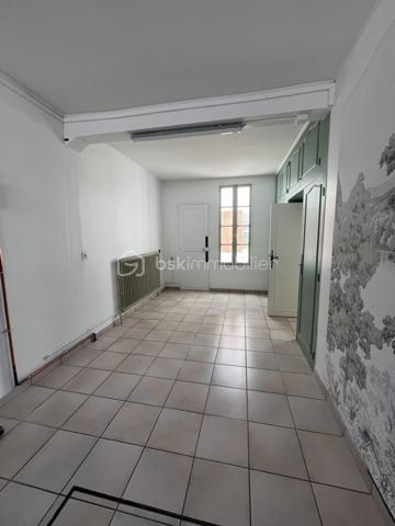 Rive droite, située au cœur d'un quartier prisé, proche des écoles et des commerces, charmante maison de ville de 93 m2 rénovée 
A 8 min à pied du parc monod, accès rapide au tram et à la gare du Mans.

Au rdc une pièce de vie lumineuse avec salon et cuisine neuve entièrement aménagée et équipée, donne directement sur une veranda avec accès direct à un beau jardin exposé plein sud.
A l'étage 3 chambres, une salle d'eau 
2 wc un au rdc et un à l'étage

Un grand garage avec de nombreux rangements, une grande cave voutée et une dépendance complètent ce bien

Electricité et plomberie entièrement refaites 
Toiture neuve
PVC Double vitrage 
Chaudière gaz neuve