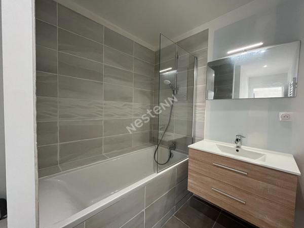 Centre village- Appartement 2 chambres- Balcon- Stationnement