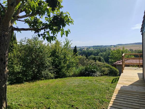 Chalet avec grande terrasse + terrain dans un parc de loisir résidentiel à 8 minutes de AUCH.