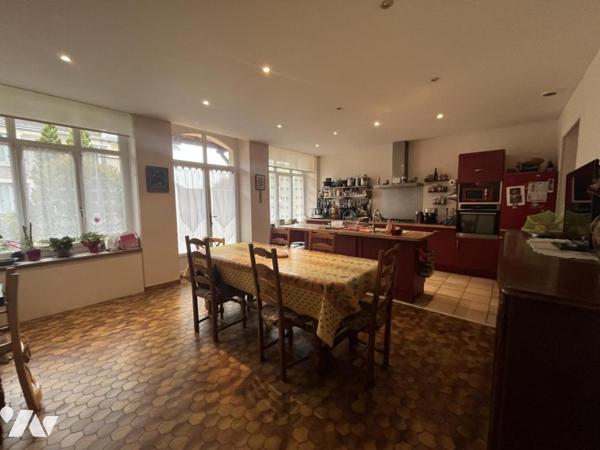 L'ILE BOUCHARD Centre village : Agréable maison de 6 chambres avec point d'eau privatif 