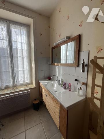 L'ILE BOUCHARD Centre village : Agréable maison de 6 chambres avec point d'eau privatif 