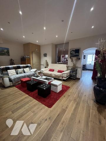 L'ILE BOUCHARD Centre village : Agréable maison de 6 chambres avec point d'eau privatif 