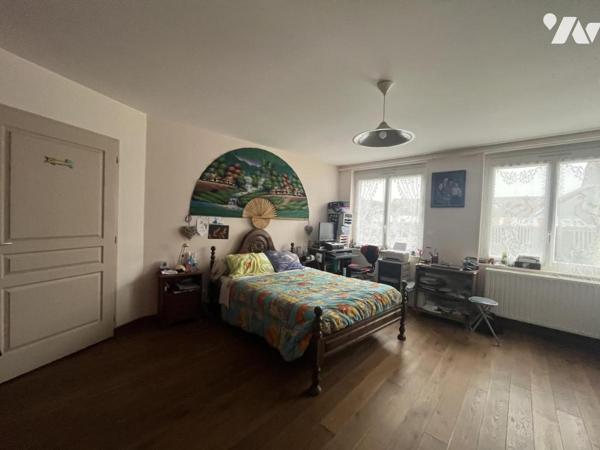 L'ILE BOUCHARD Centre village : Agréable maison de 6 chambres avec point d'eau privatif 