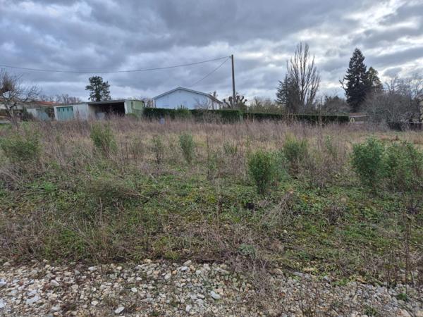 Terrain constructible de 436 m2, viabilisé, petit lotissement de 4 lots, proche Coulée Verte