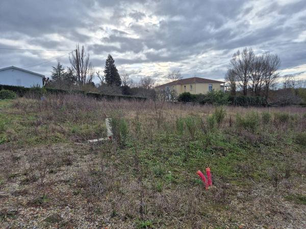Terrain constructible de 436 m2, viabilisé, petit lotissement de 4 lots, proche Coulée Verte