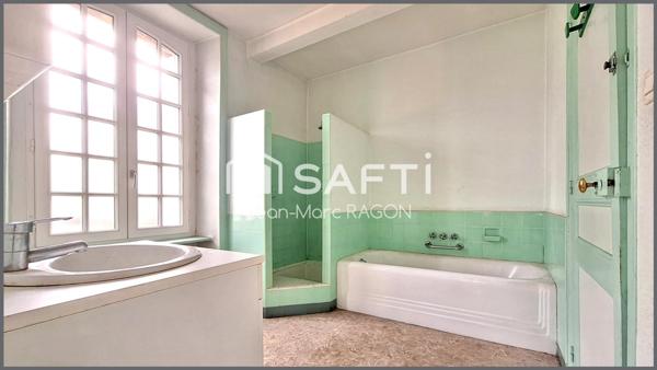 Maison de ville en schiste et brique à rénover