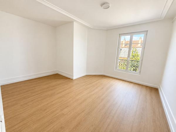 HYPER CENTRE VILLE - NUE Loyer 1 300 €/mois charges comprises **  - Référence  2111