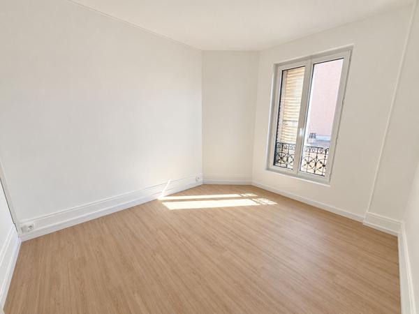 HYPER CENTRE VILLE - NUE Loyer 1 300 €/mois charges comprises **  - Référence  2111