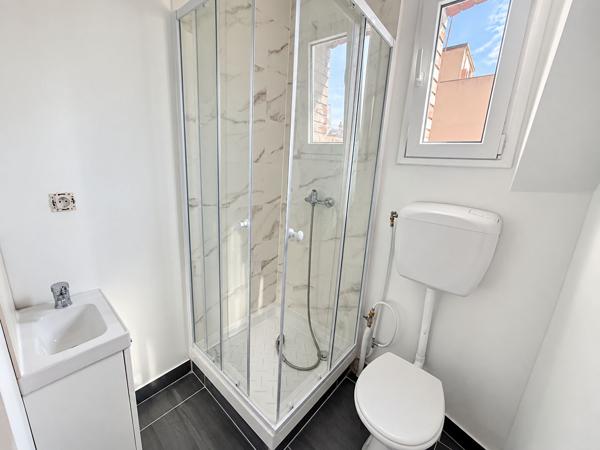 HYPER CENTRE VILLE - NUE Loyer 1 300 €/mois charges comprises **  - Référence  2111