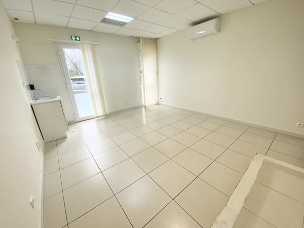 Local professionnel situé dans une zone commerciale – Réf : MARWARI
