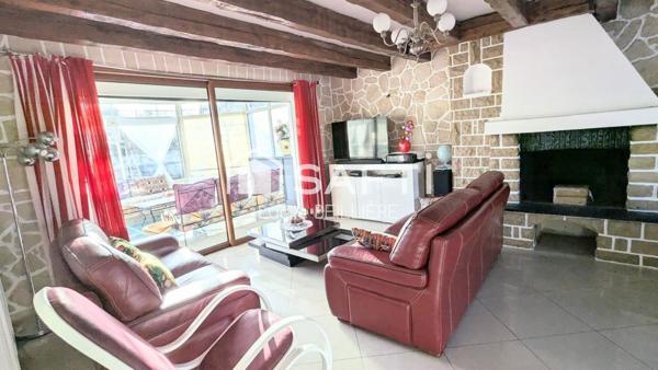 A Chelles (77500) Maison de 221 m²,  8 pièces  5 chambres  Terrain 700 m²