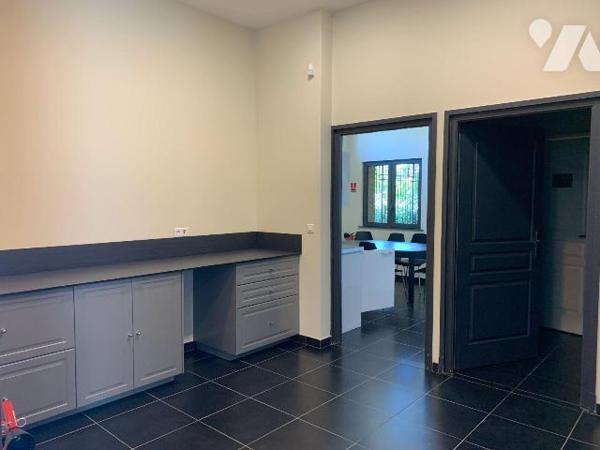 A VENDRE A BAILLEUL dans le Nord (59) : IMMEUBLE A USAGE PROFESSIONNEL, Secteur GARE - COMPLETE...